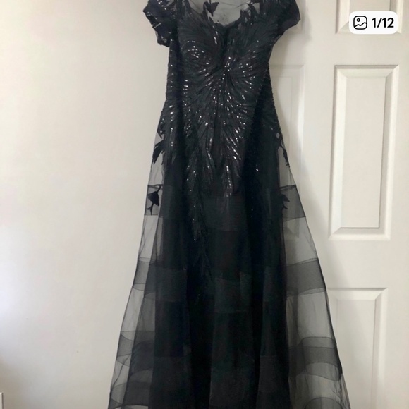 Stunning Alexander by Daymor Formal Black Evening Gown 18 - Picture 2 of 9